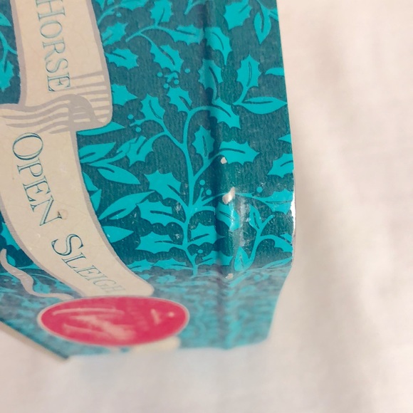 Vintage Christmas 1993 Jingle Bells Hallmark Crown Chocolatier Tin with Lid - Picture 8 of 11